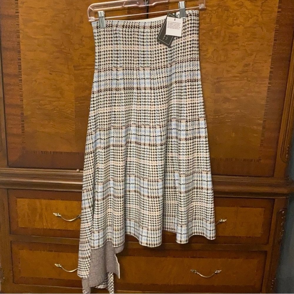 Apparalel asymmetrical skirt
